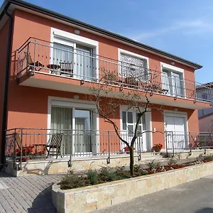 https://apartments-nina-umag.in-istria.net